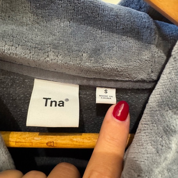 Aritzia TNA sweatshirt. Charcoal grey. Barely worn. Great condition - Picture 4 of 5